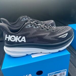 New Women’s Hoka Shoes Size 9.5 Black n White Clifton 9